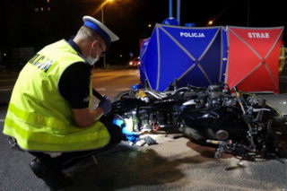 Nie żyje 46-letni motocyklista! Jego córka została ranna. Makabryczny wypadek w Lesznie [ZDJĘCIA]