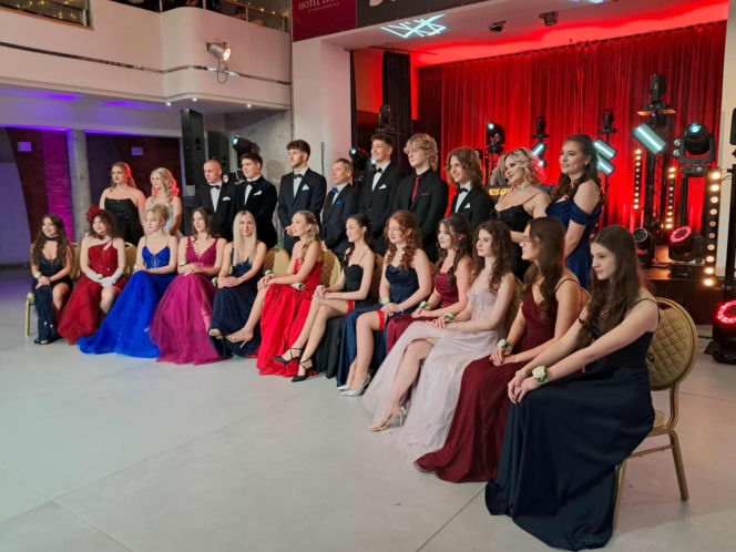 Tak bawili się maturzyści na studniówce skarżyskiego "Erbla". Kreacje jak z czerwonego dywanu