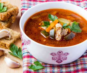 Zupa hiszpańska z na rosole - z bakaliami i pomidorami