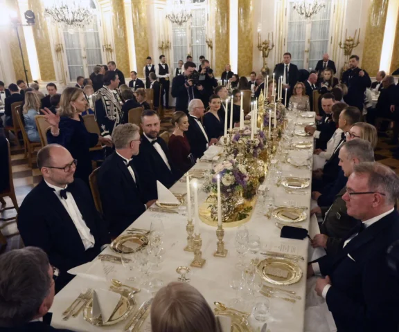 Król Szwecji podał Nawrockim renifera. Tak wyglądało królewskie menu