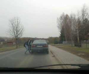 Przywiązał psa do samochodu i ciągnął przez 2 km