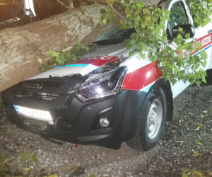 Powalone drzewo zniszczyło auto Nadgoplańskiego WOPR Kruszwica