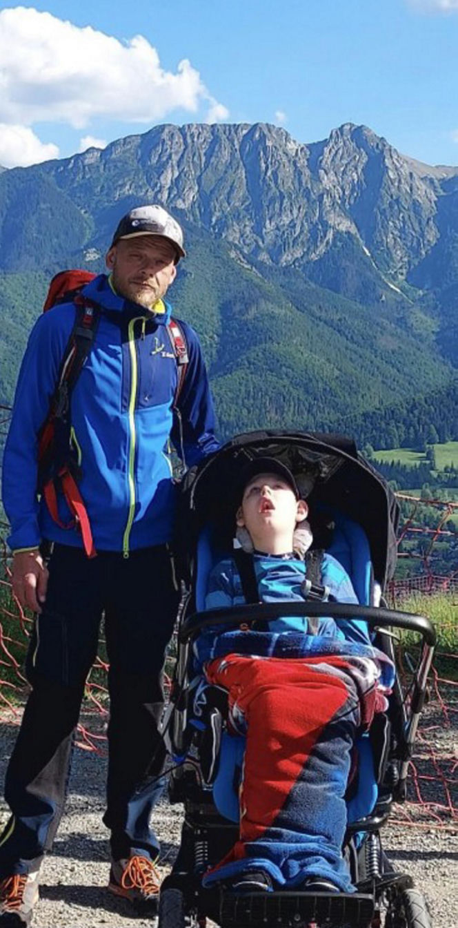 Ciężko chory Jasio zdobywa polskie góry. Jego rodzice nie zrezygnowali ze swoich pasji