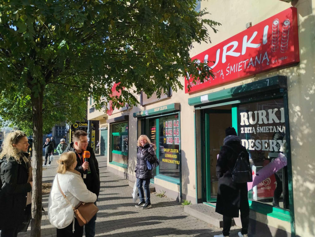 Rurki na Woli - przed lokalem stoją tłumy