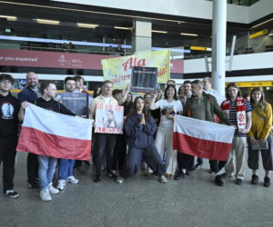 Alicja Szemplińska z fanami na lotnisku przed Eurowizją 2026