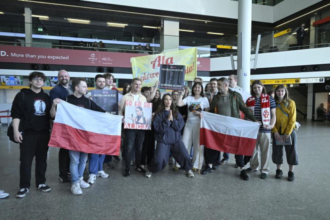 Alicja Szemplińska z fanami na lotnisku przed Eurowizją 2026