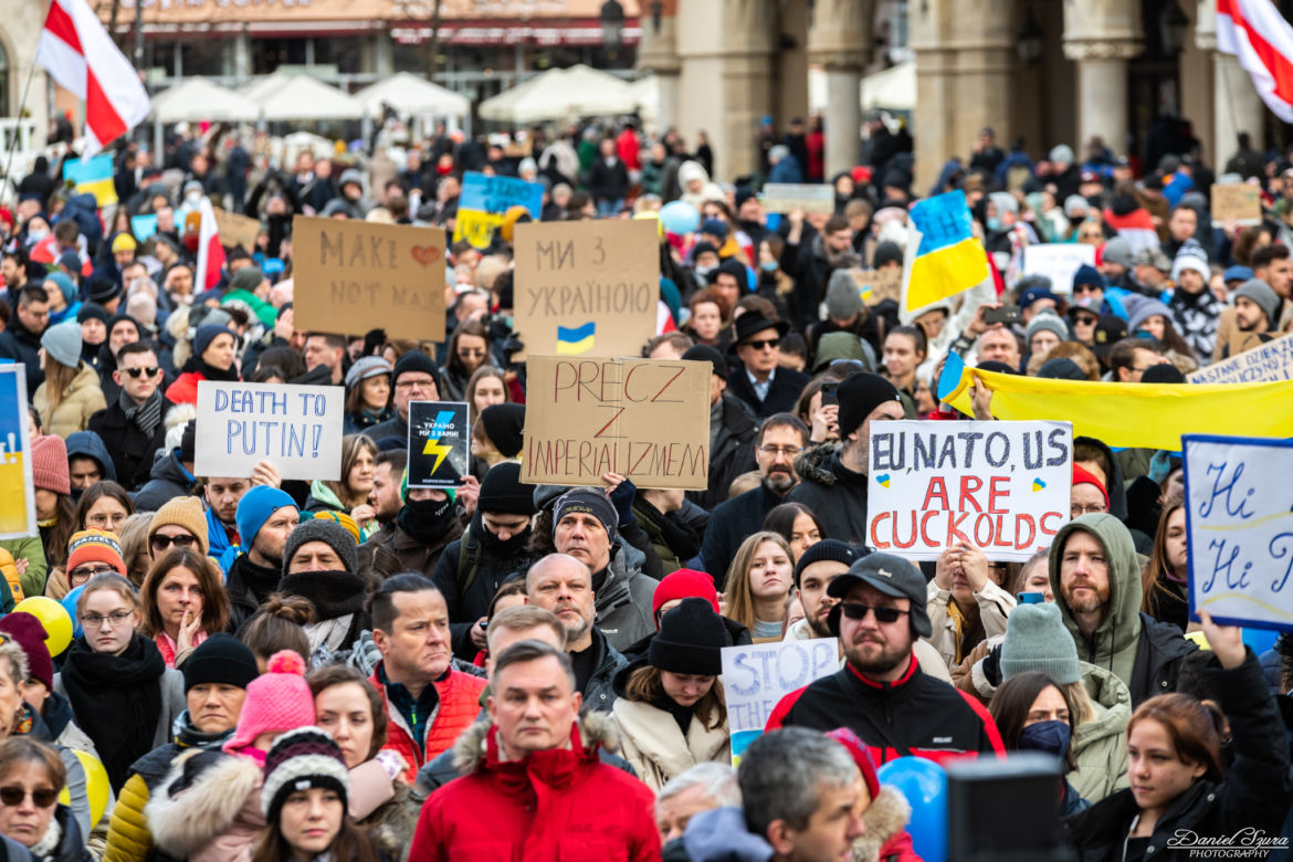 Kraków solidarny z Ukrainą! Wielka manifestacja na Rynku Głównym [ZDJĘCIA]