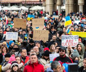 Kraków solidarny z Ukrainą! Wielka manifestacja na Rynku Głównym [ZDJĘCIA]
