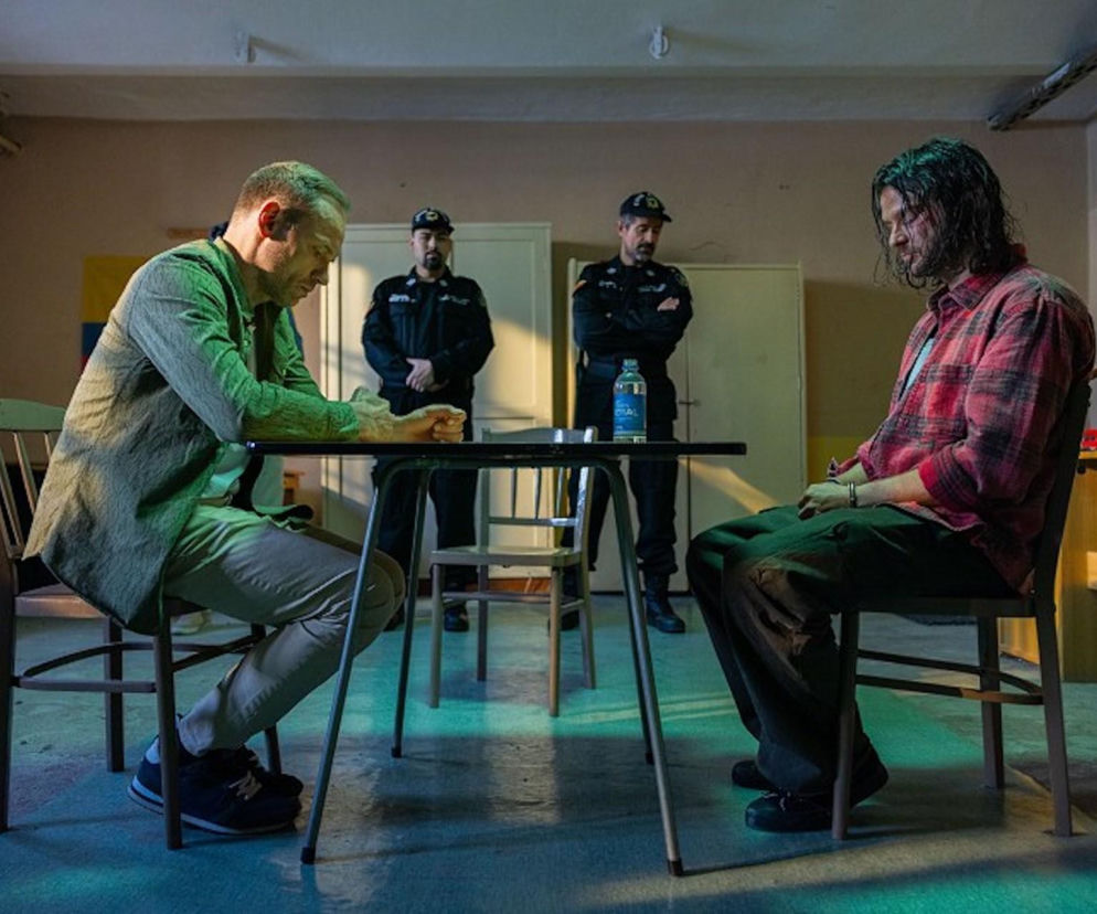 Scena z serialu „Pierwsza miłość”, gdzie Janek (Maciej Mikołajczyk) rozmawia z Pawłem (Mateusz Kościukiewicz) w kolumbijskim więzieniu, z dwoma strażnikami w tle, jest kluczowa dla fabuły. Dramatyczne wydarzenia z tego odcinka oraz szczegóły dotyczące losów Pawła znajdziesz na Super Seriale.