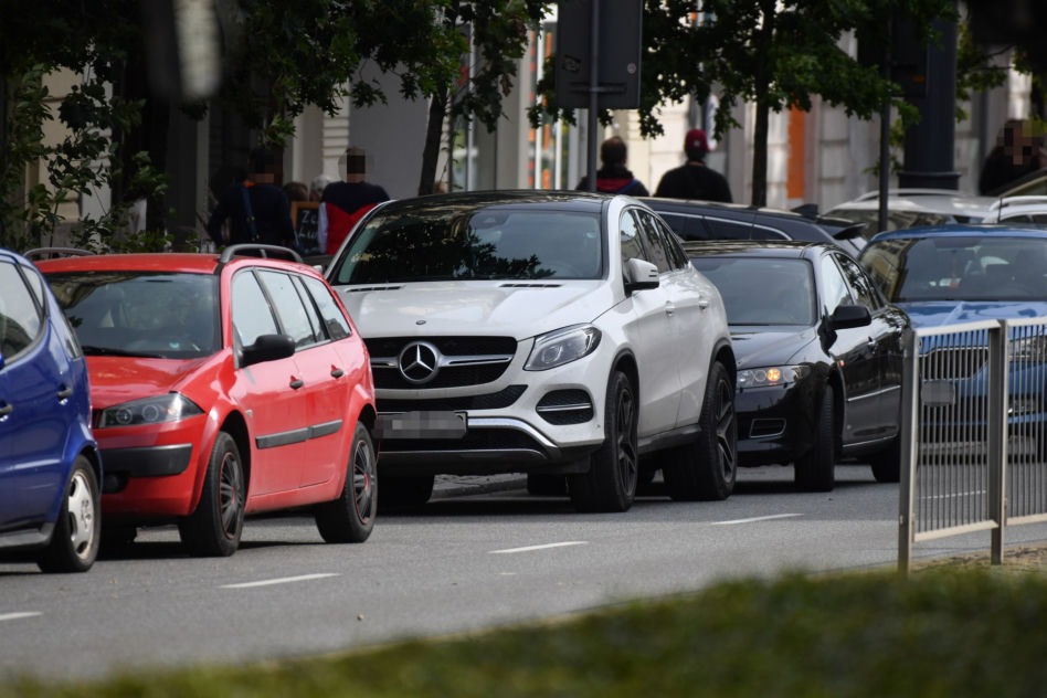 Ociekająca seksem Doda ładuje się do potężnego Mercedesa. 
