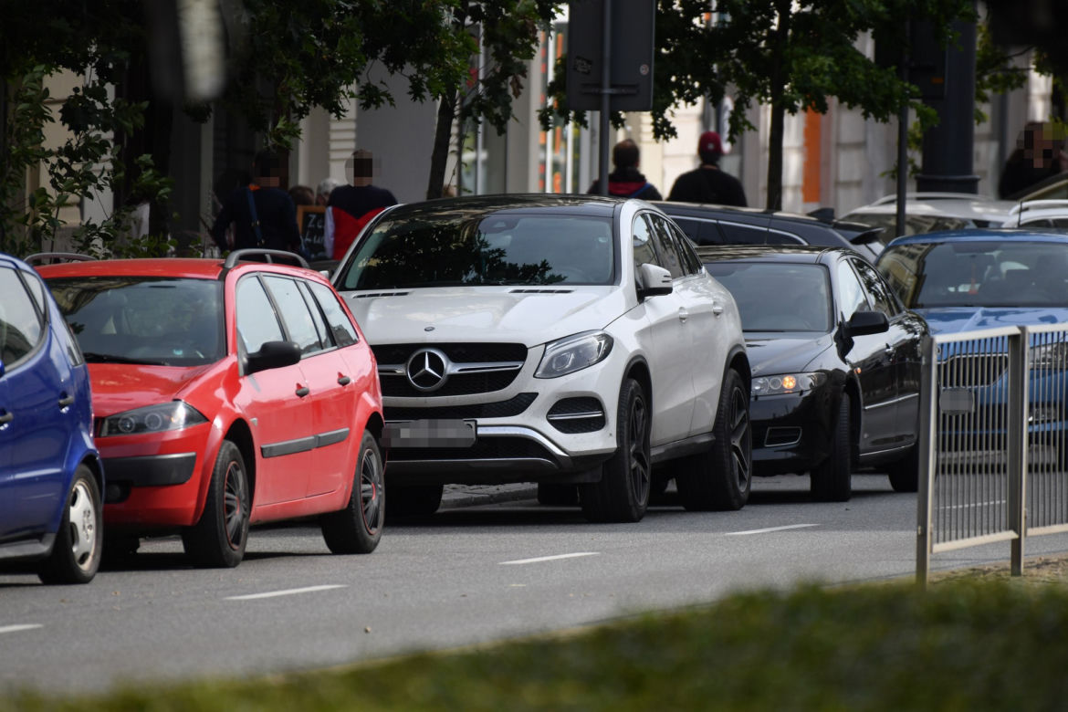 Ociekająca seksem Doda ładuje się do potężnego Mercedesa. 