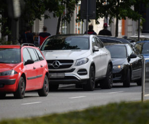 Ociekająca seksem Doda ładuje się do potężnego Mercedesa. 