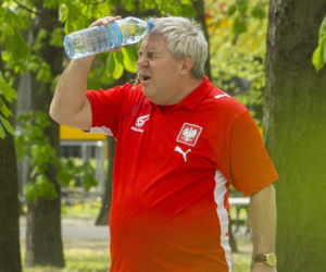 Czarnecki ćwiczy w parku
