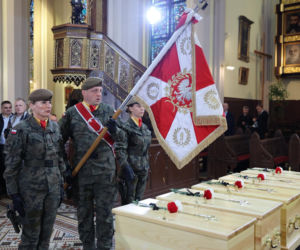 Szok po tragedii w Łodzi. Dziesięć malutkich trumienek na pogrzebie. Tego widoku nie da się wyrzucić z głowy
