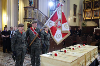 Szok po tragedii w Łodzi. Dziesięć malutkich trumienek na pogrzebie. Tego widoku nie da się wyrzucić z głowy
