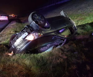  Dwie osoby trafiły do szpitala po dachowaniu na autostradzie