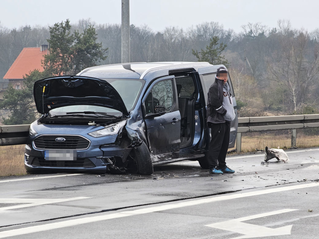 Kłody drewna spadły na samochody Poważny wypadek na DK11