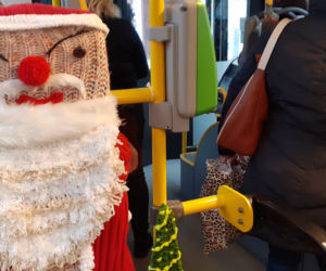 Wyjątkowy trolejbus wyjechał na ulice Lublina. W środku są świąteczne ozdoby z włóczki [GALERIA, WIDEO]