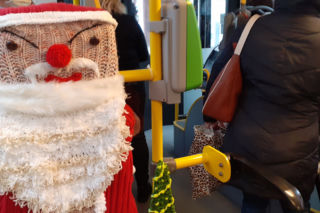 Wyjątkowy trolejbus wyjechał na ulice Lublina. W środku są świąteczne ozdoby z włóczki [GALERIA, WIDEO]