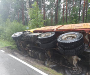 Ciężarówka w rowie, niebezpieczna kolizja między Mircem a Wąchockiem