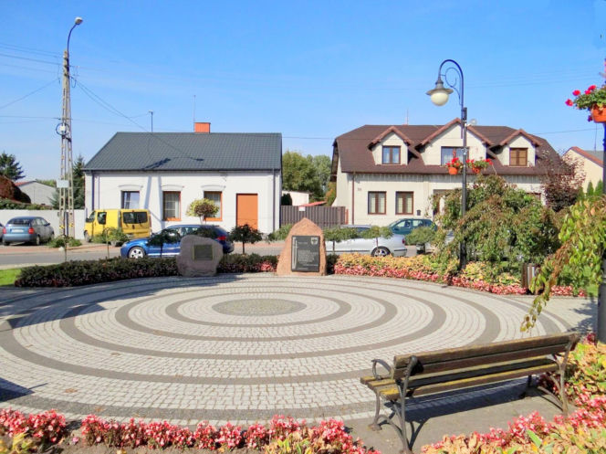 To jedno z najstarszych miast w woj. łódzkim. Było osadą słowiańską, a później siedzibą biskupów