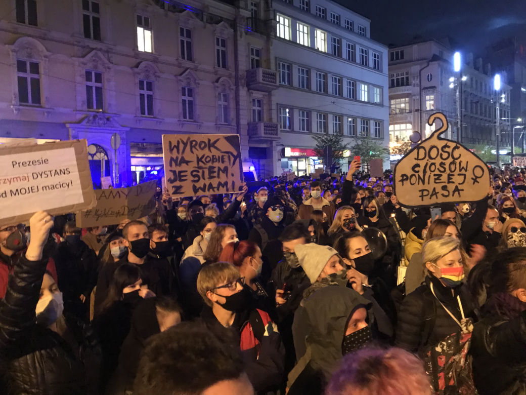 Protest kobiet w Katowicach. Tłumy strajkują przeciwko zakazowi aborcji
