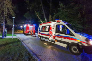 Wyrzysk: Mężczyzna wpadł do stawu! Akcja ratunkowa w środku nocy