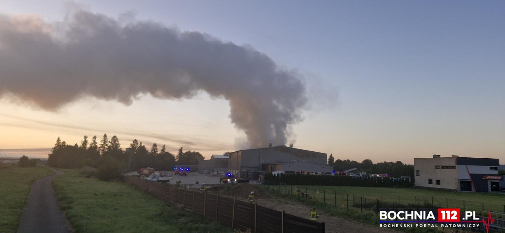 Bochnia. Magazyn i składowisko opon stanęły w ogniu