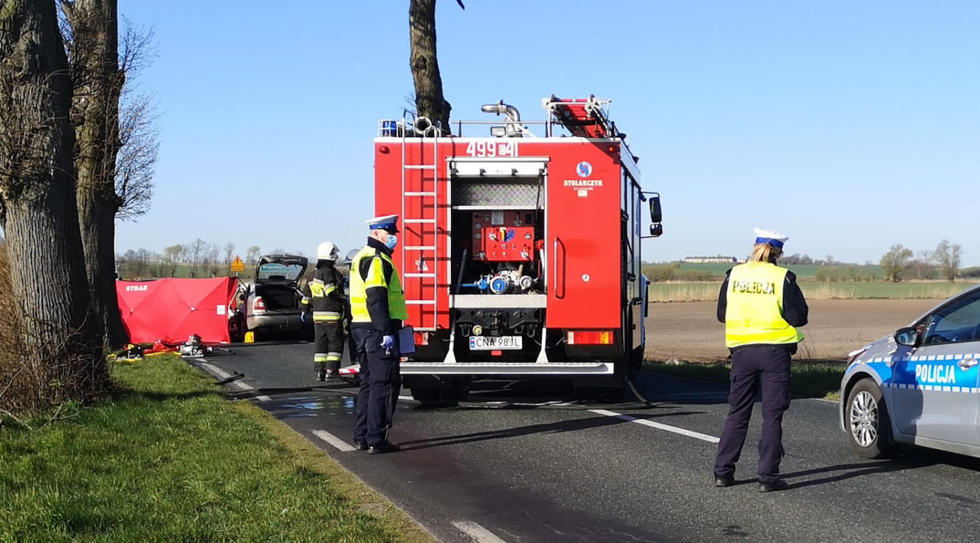 Tragedia pod Nakłem. Kierowca roztrzaskał się na drzewie
