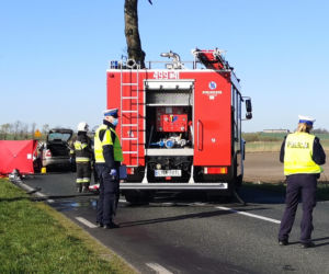 Tragedia pod Nakłem. Kierowca roztrzaskał się na drzewie