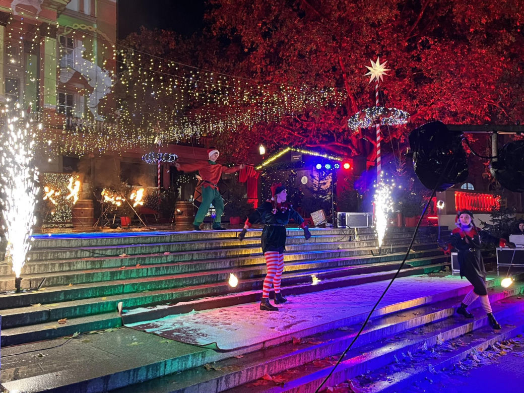 Betlejem Poznańskie 2023. Zimowe Fire Show na placu Wolności w Poznaniu