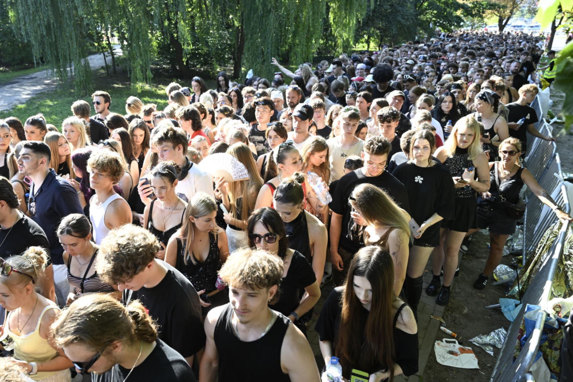 Fani w upale czekają na koncert The Weeknd. Tłumy w Warszawie