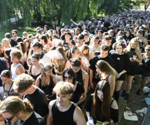 Fani w upale czekają na koncert The Weeknd. Tłumy w Warszawie