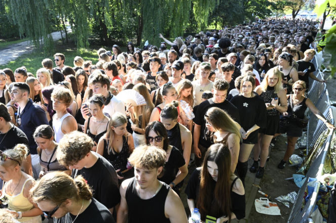 Fani w upale czekają na koncert The Weeknd. Tłumy w Warszawie