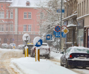 Ostróda w centrum śnieżycy. Burmistrz nocą ratował ludzi. Kierowcy nocowali w urzędzie