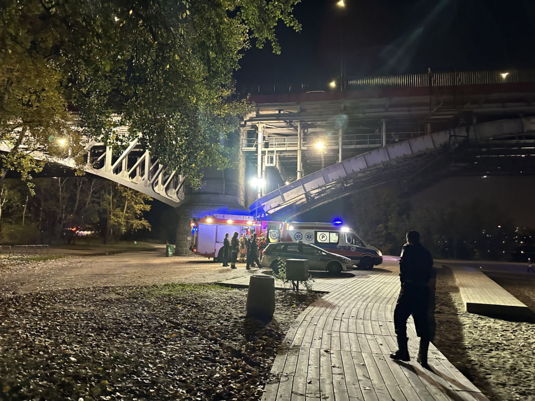 Nastolatek spadł z mostu Poniatowskiego. W akcji śmigłowiec LPR i łódź ratunkowa