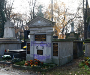 Czyszczą pomnik rodziny Stuhrów