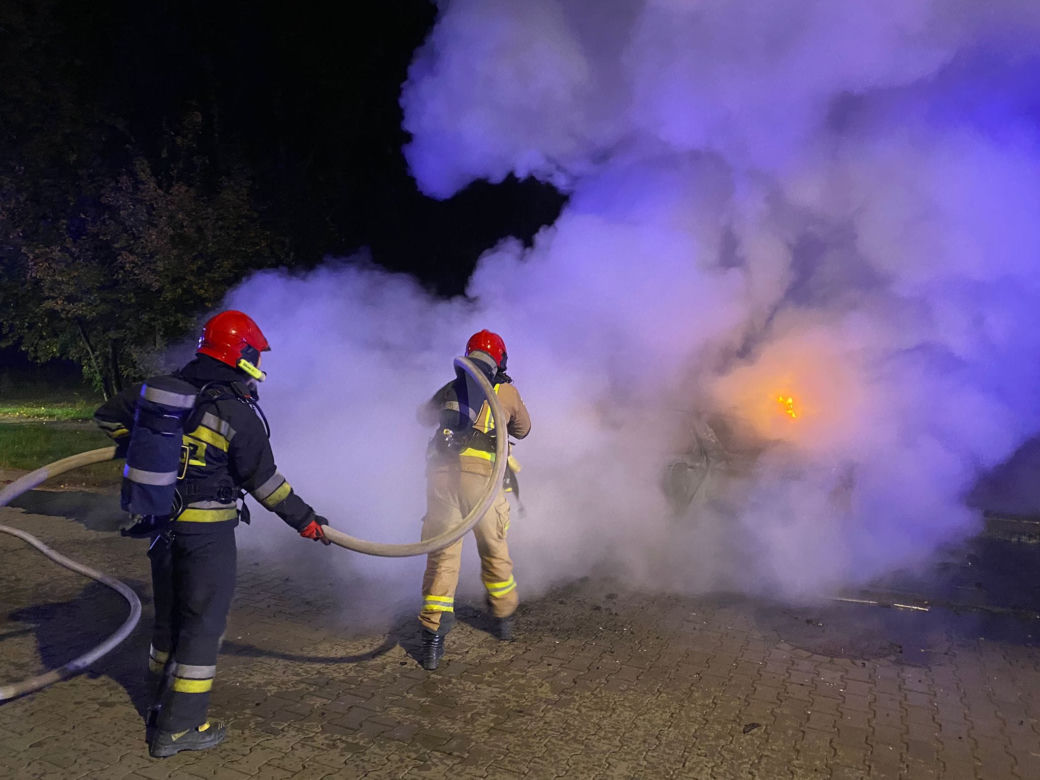 Nocny pożar auta w Toruniu. Akcja strażaków na lewobrzeżu