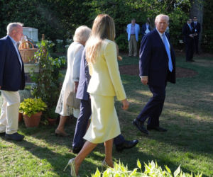 Król Karol i królowa Kamila u Trumpów. Melania dała im herbatę, a potem pokazała pasiekę w kształcie Białego Domu