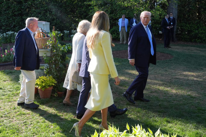 Król Karol i królowa Kamila u Trumpów. Melania dała im herbatę, a potem pokazała pasiekę w kształcie Białego Domu