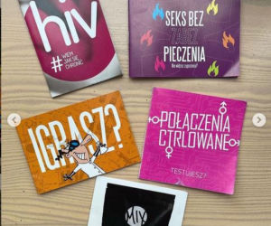 Mariusz Szczygieł pokazał stolik z prezerwatywami