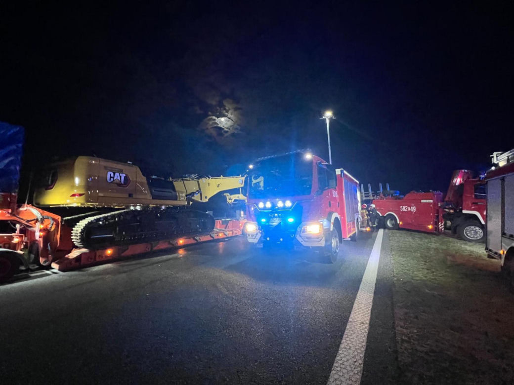 Śmiertelny wypadek na A1 pod Zgierzem. Zderzyły się trzy pojazdy, w tym dwa tiry [ZDJĘCIA].