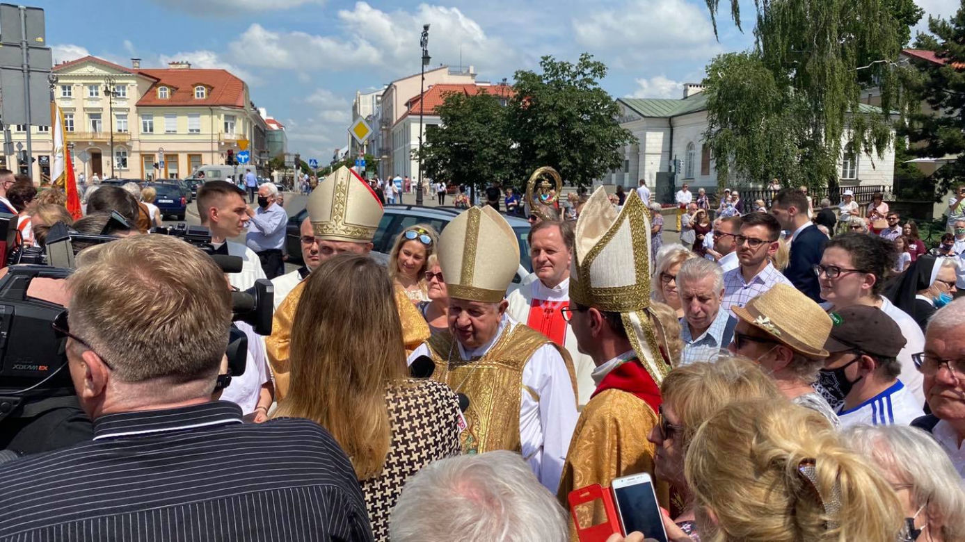 Płock. Kardynał Dziwisz odsłonił "Okno papieskie"! Ponad tysiąc marmurów i granitów!