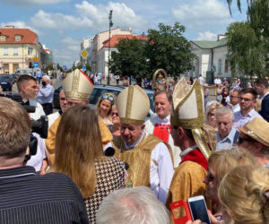 Płock. Kardynał Dziwisz odsłonił Okno papieskie! Ponad tysiąc marmurów i granitów!