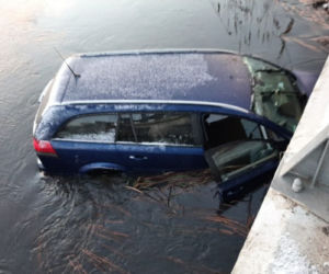 Rozprza. Auto wpadło do rzeki