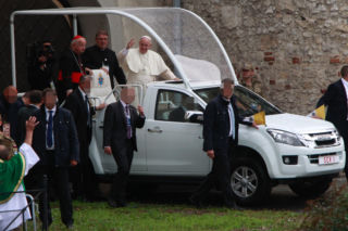 PAPIEŻ DOJEŻDŻA NA WAWEL.