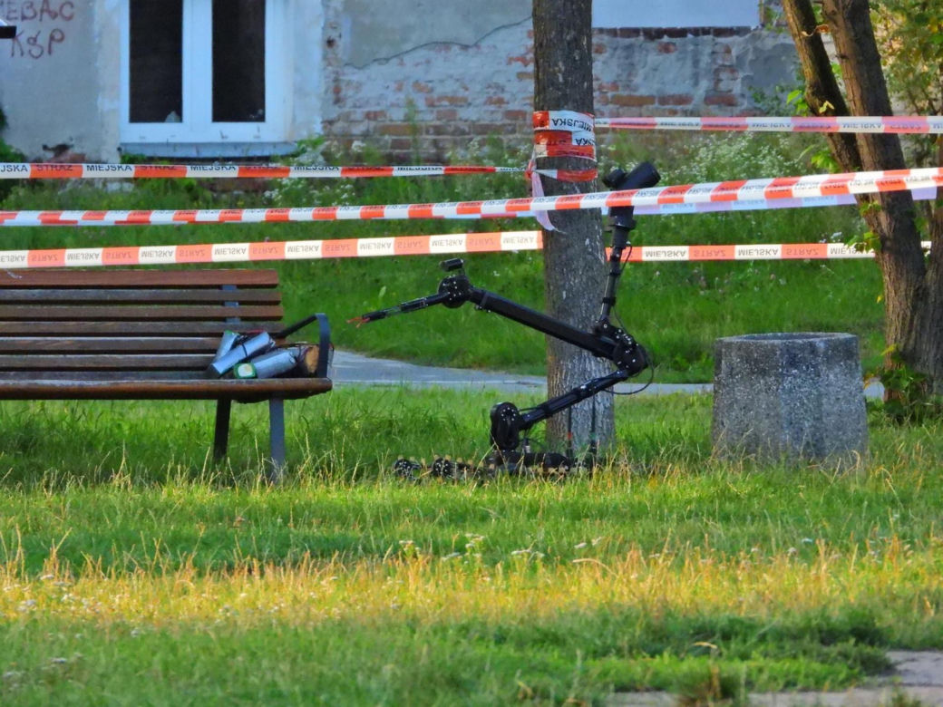 Tajemnicze pakunki znalezione na ławce w Warszawie