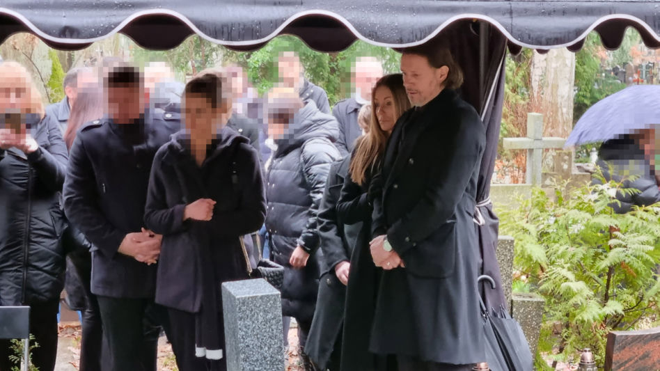  Radosław Majdan na grobie mamy