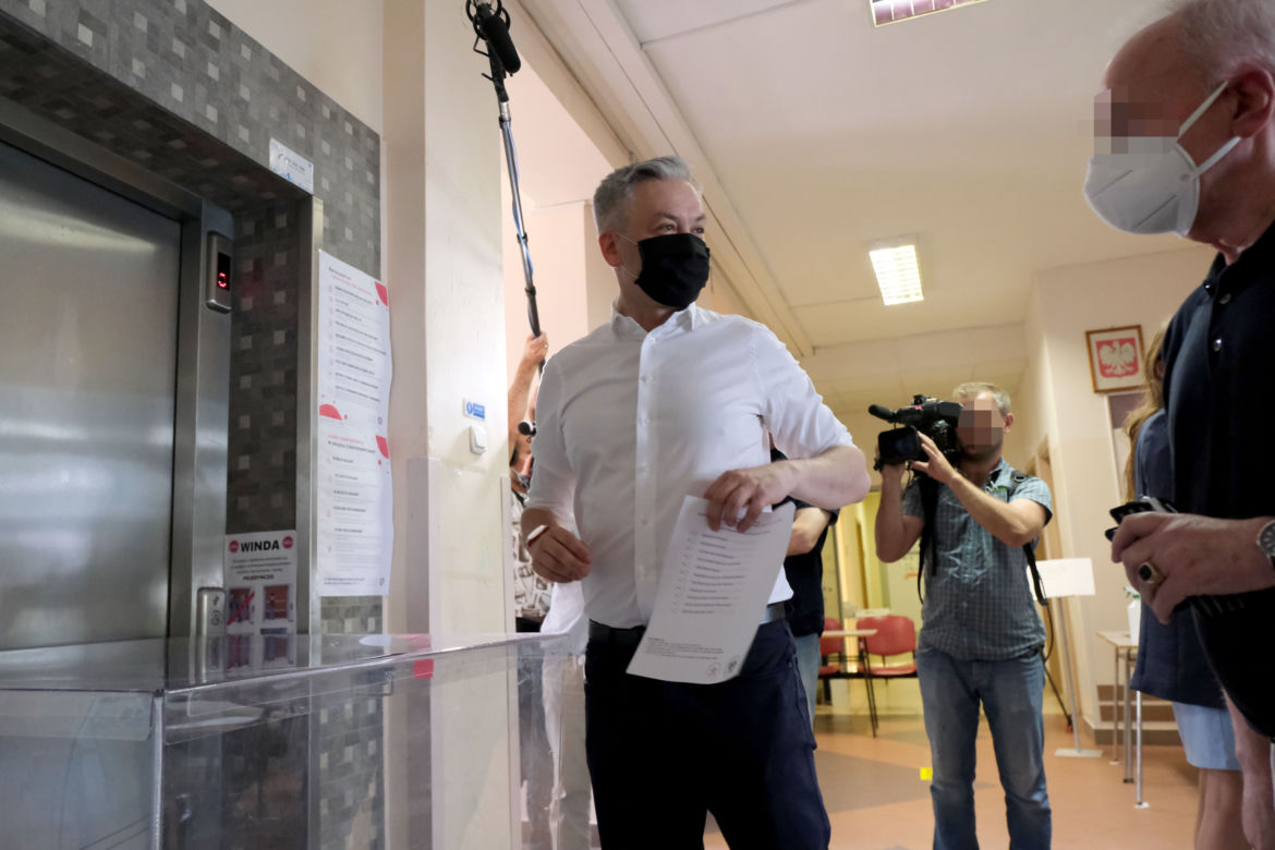 Wybory 2020 Robert Biedroń ze swoim partnerem Krzysztofem Śmiszkiem oddali głosy