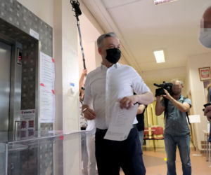 Wybory 2020 Robert Biedroń ze swoim partnerem Krzysztofem Śmiszkiem oddali głosy